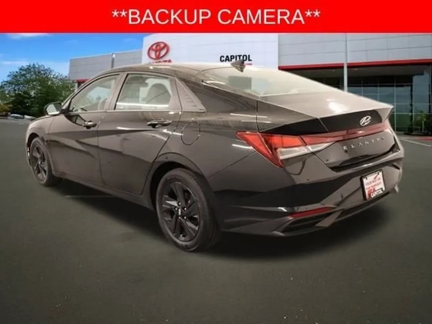 2023 Hyundai Elantra SEL photo 1