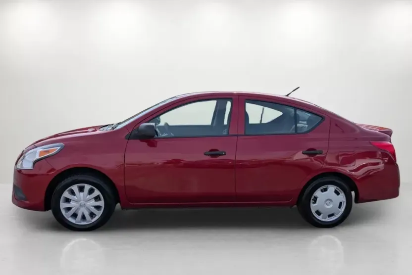 2015 Nissan Versa Plus photo 1