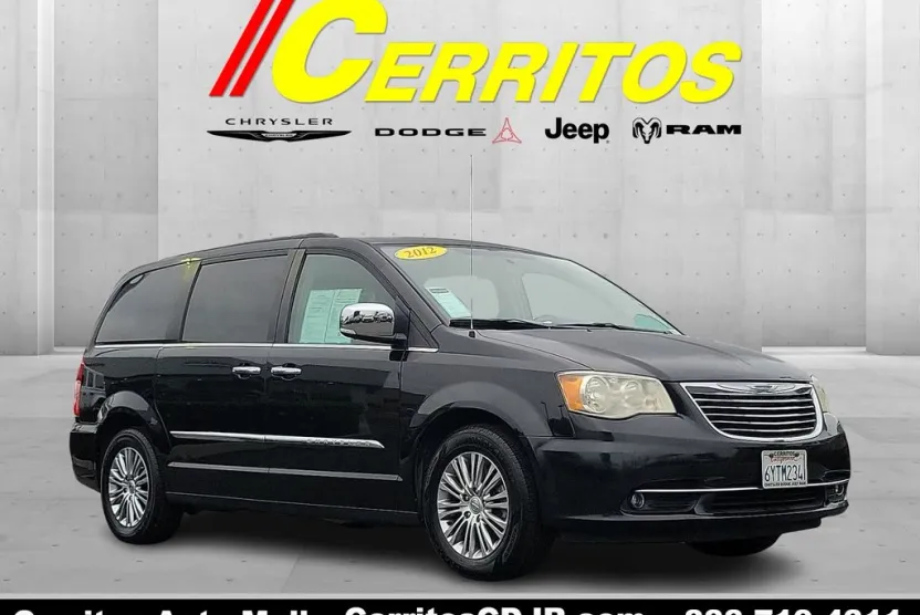 2013 Chrysler Town & Country photo 1