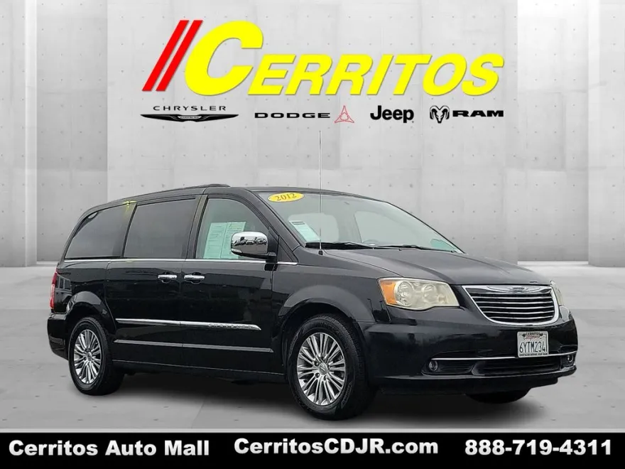 2013 Chrysler Town & Country photo 1
