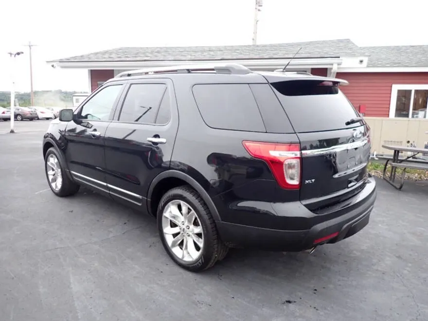 2015 Ford Explorer XLT photo 1