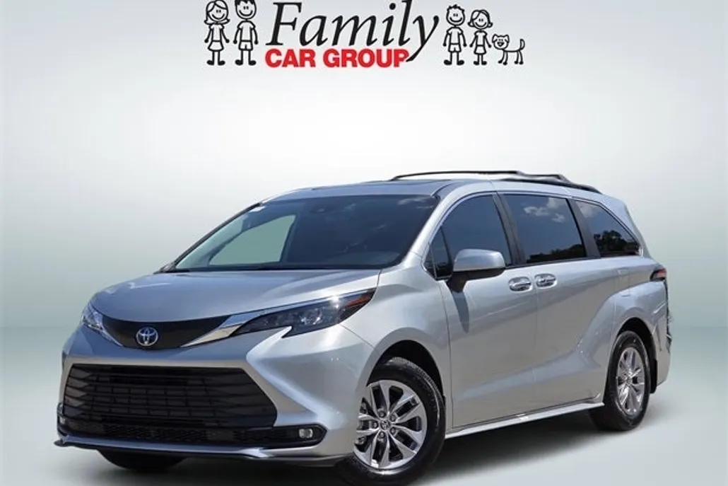 2025 Toyota Sienna XLE photo 1