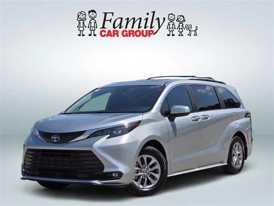2025 Toyota Sienna XLE photo 1