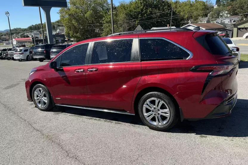 2021 Toyota Sienna XSE photo 1