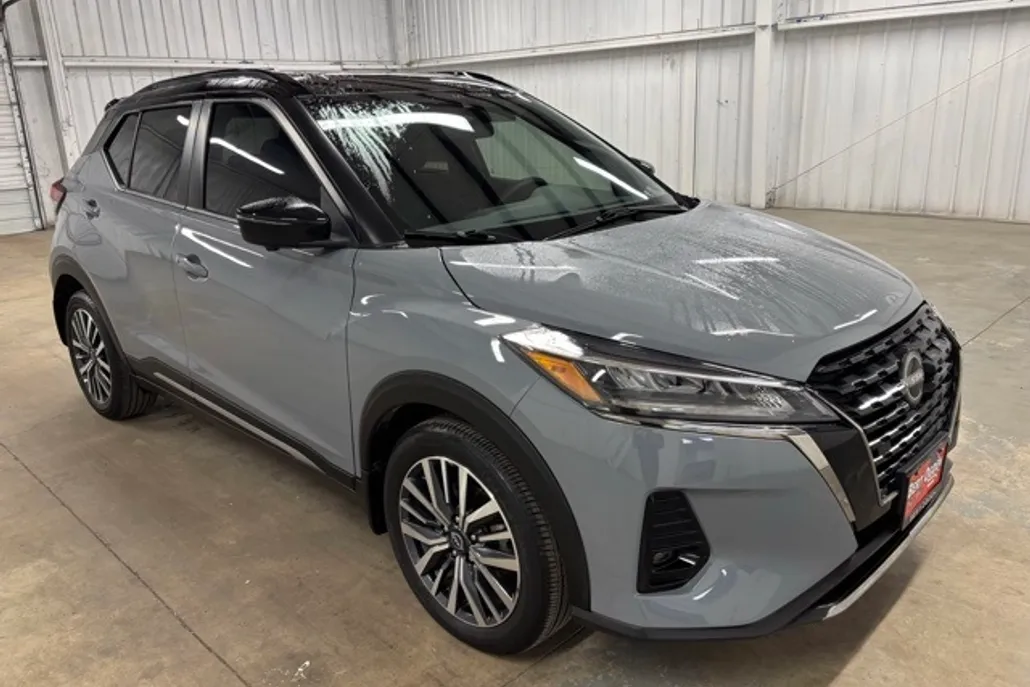 2024 Nissan Kicks SR photo 1
