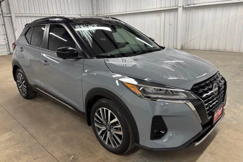 2024 Nissan Kicks SR photo 1