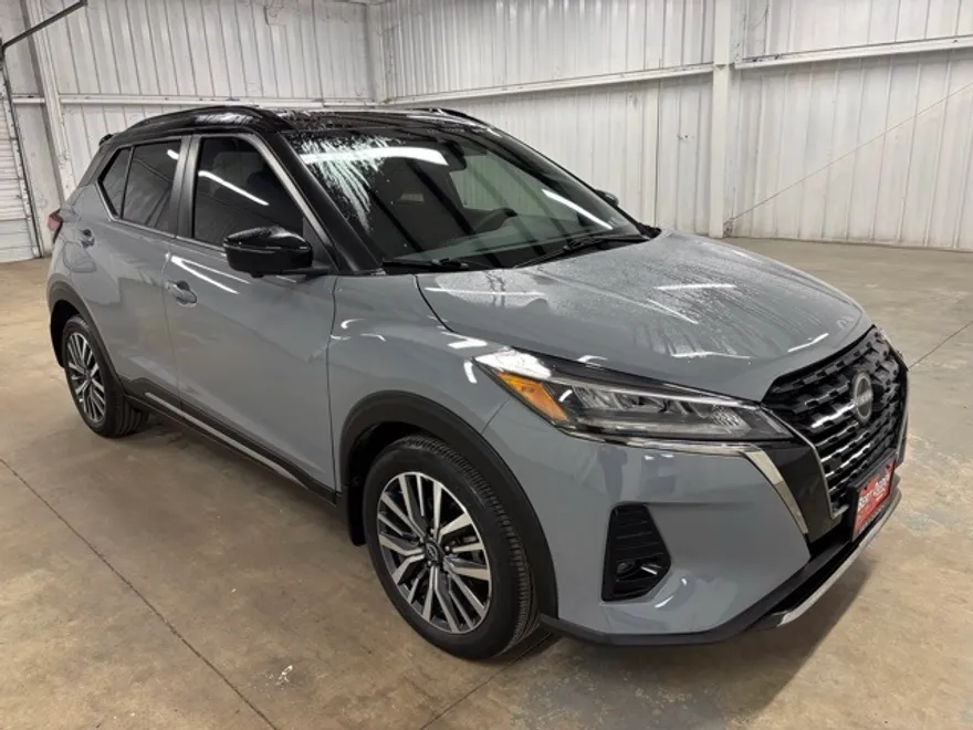 2024 Nissan Kicks SR photo 1