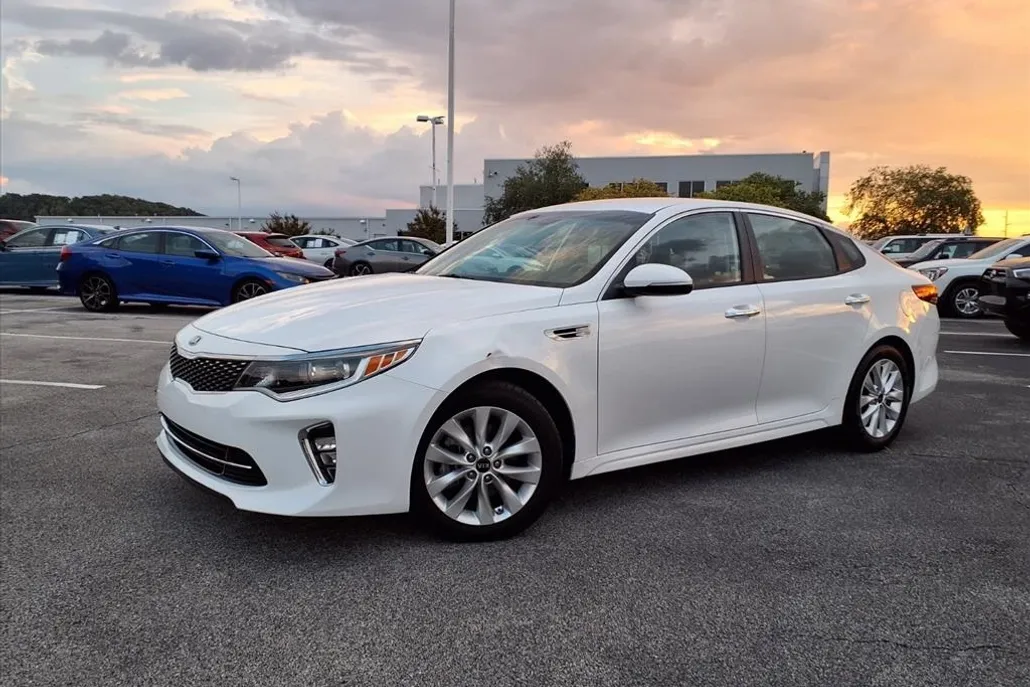2018 Kia Optima S photo 1