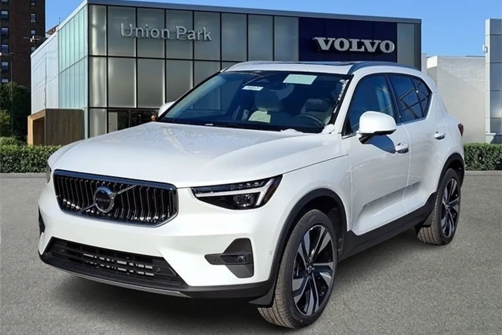 2025 Volvo XC40 AWD Plus photo 1