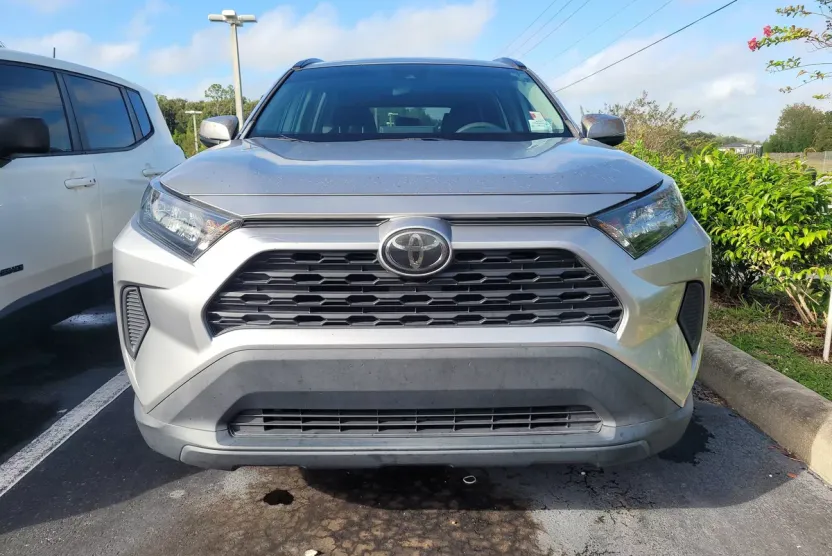 2020 Toyota RAV4 LE photo 1
