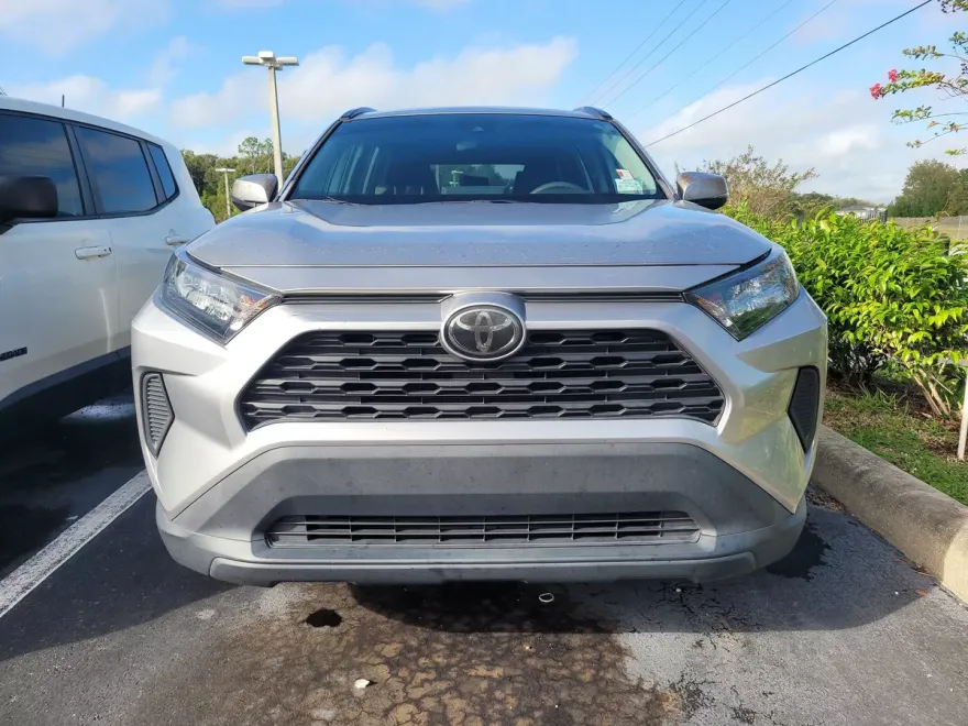 2020 Toyota RAV4 LE photo 1