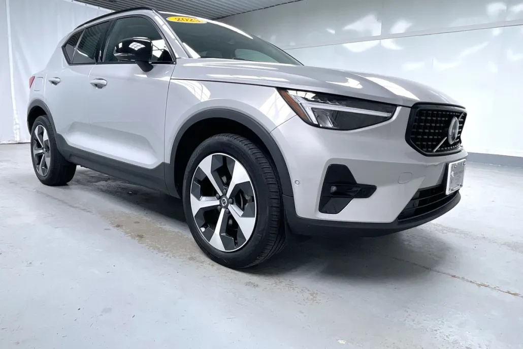 2023 Volvo XC40 Plus photo 1