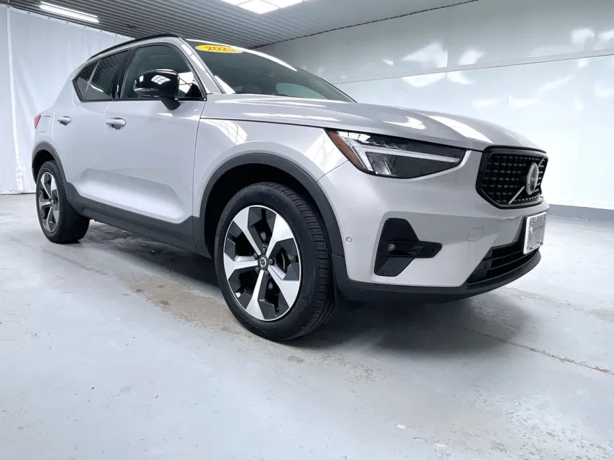 2023 Volvo XC40 Plus photo 1