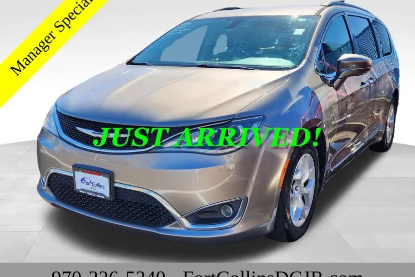 2017 Chrysler Pacifica Touring L photo 1