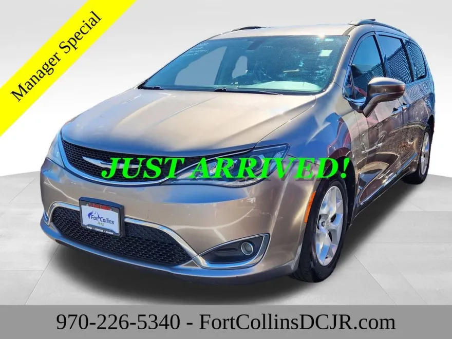 2017 Chrysler Pacifica Touring L photo 1