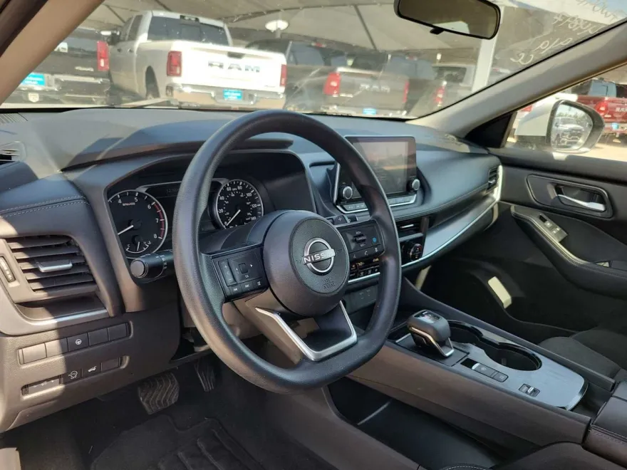 2024 Nissan Rogue SV photo 1