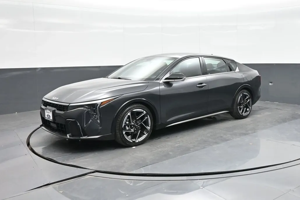 2025 Kia K4 GT-Line photo 1