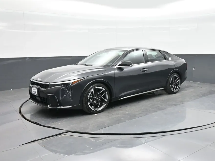 2025 Kia K4 GT-Line photo 1