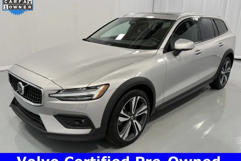 2023 Volvo V60 Cross Country B5 AWD Plus photo 1
