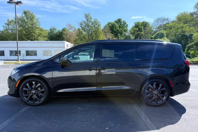 2018 Chrysler Pacifica Touring Plus photo 1