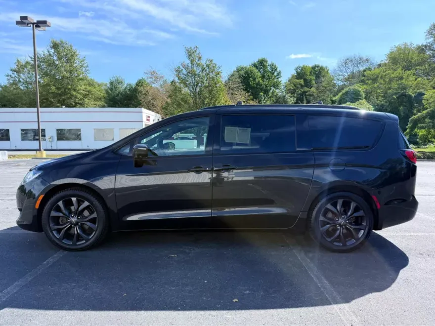 2018 Chrysler Pacifica Touring Plus photo 1