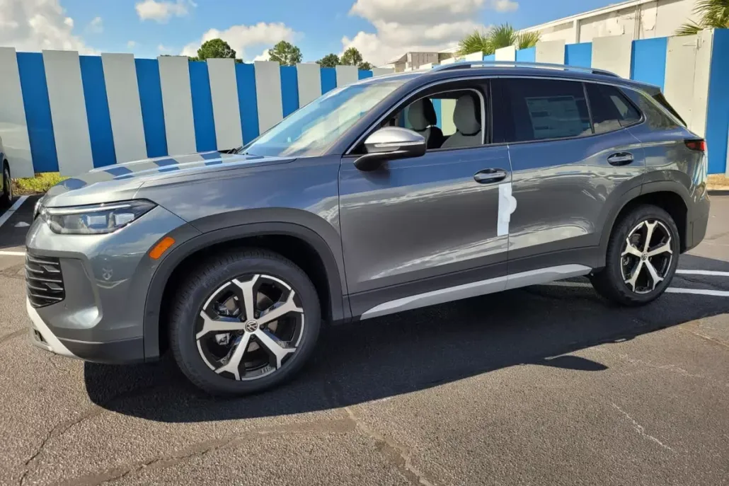 2025 Volkswagen Tiguan SE photo 1