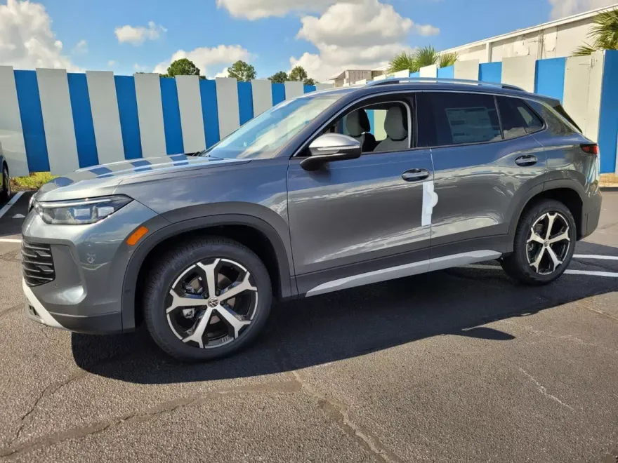 2025 Volkswagen Tiguan SE photo 1