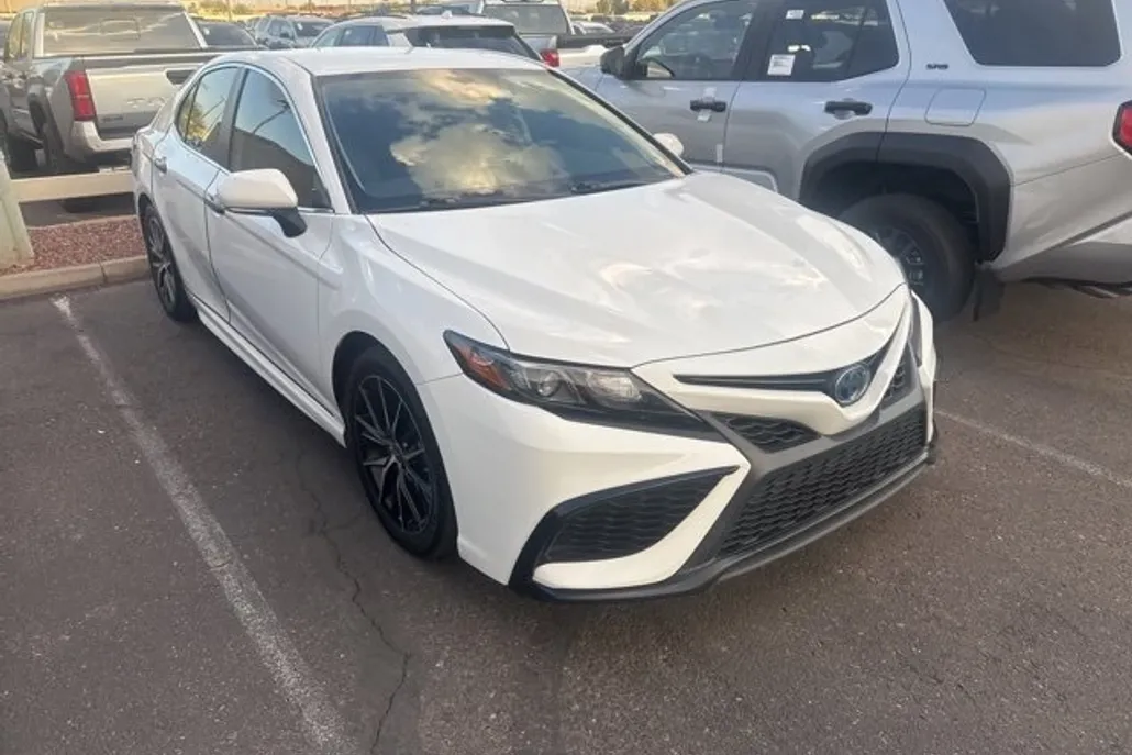 2023 Toyota Camry Hybrid SE photo 1