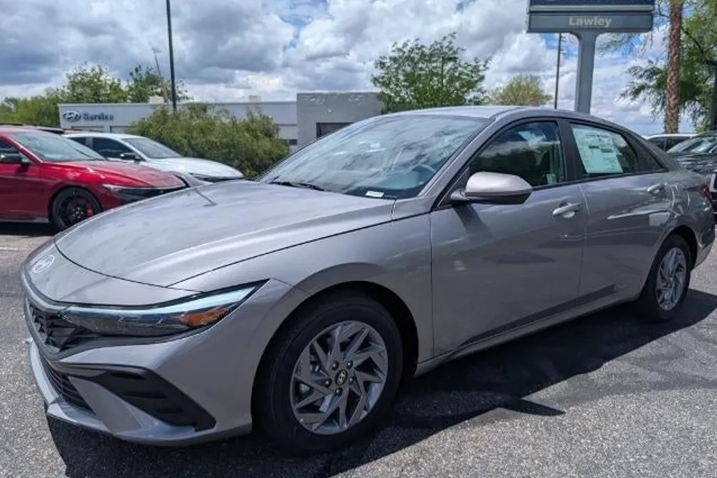 2025 Hyundai Elantra Blue SEL Sport photo 1