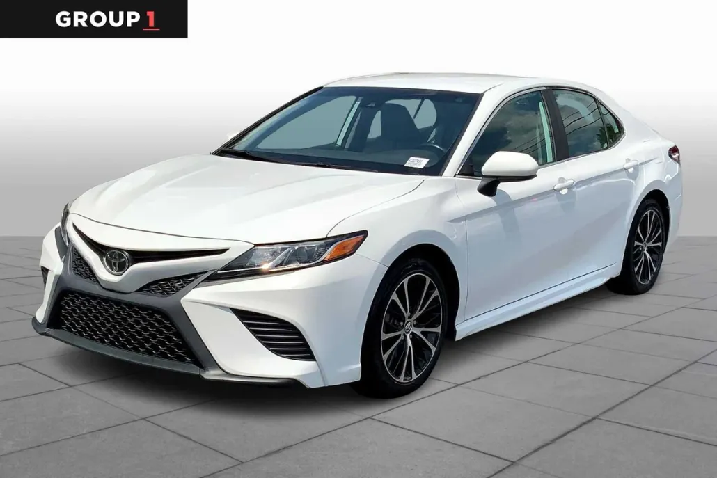 2019 Toyota Camry SE photo 1
