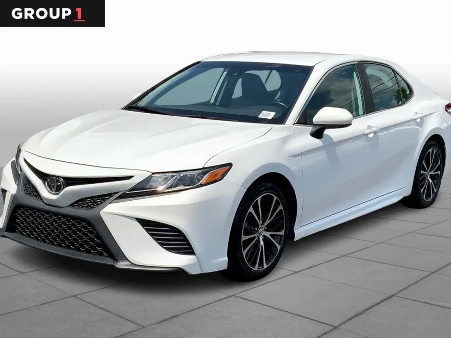 2019 Toyota Camry SE photo 1