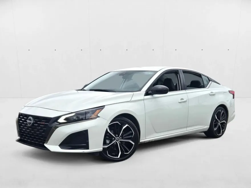 2023 Nissan Altima 2.5 SR photo 1