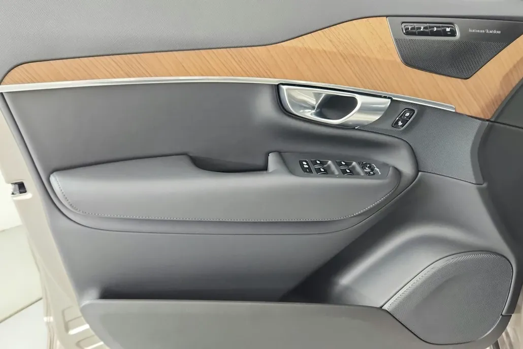 2024 Volvo XC90 Plus photo 1
