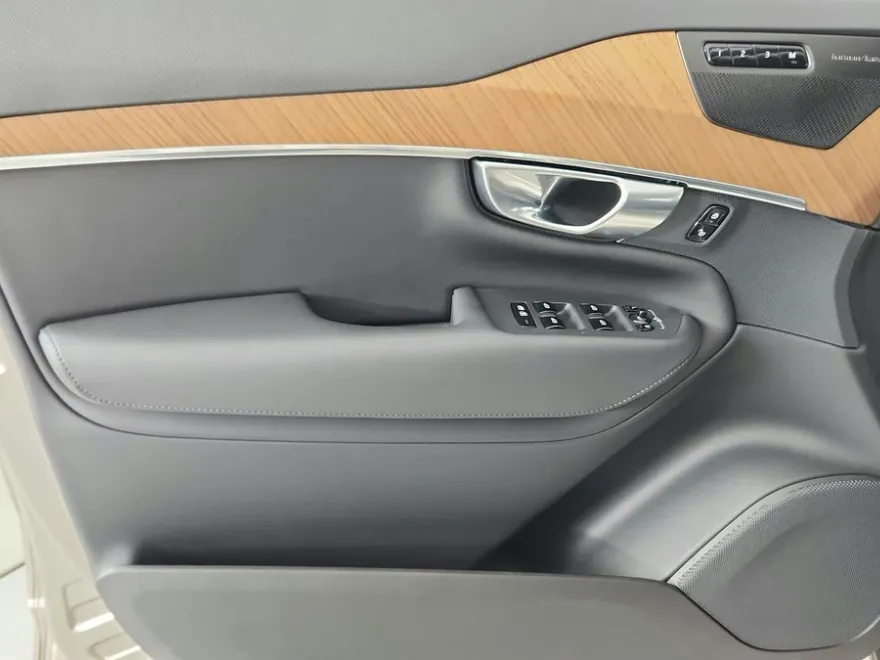 2024 Volvo XC90 Plus photo 1
