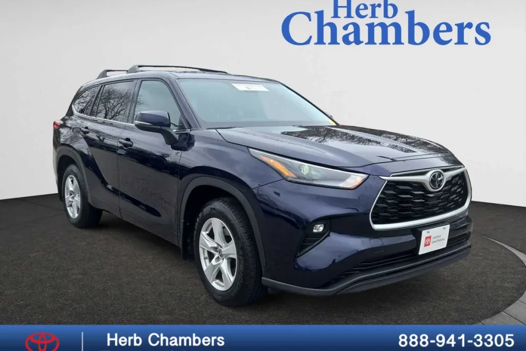 2022 Toyota Highlander LE photo 1