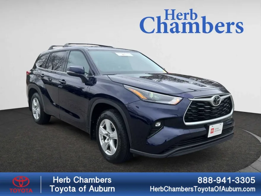 2022 Toyota Highlander LE photo 1