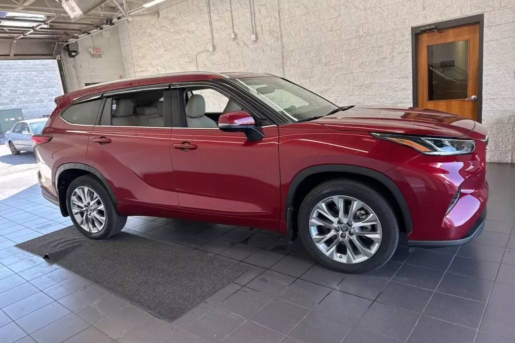 2023 Toyota Highlander Limited photo 1