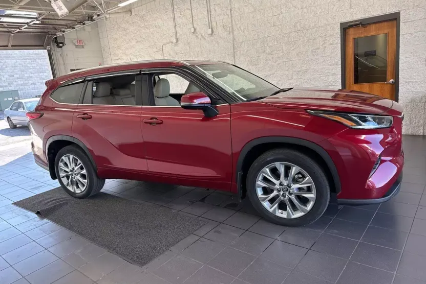 2023 Toyota Highlander Limited photo 1