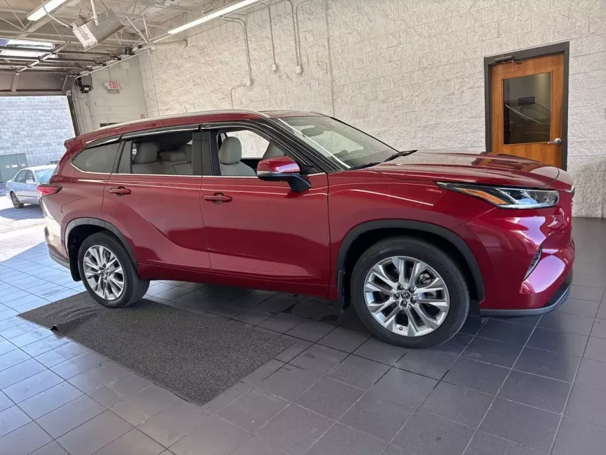 2023 Toyota Highlander Limited photo 1