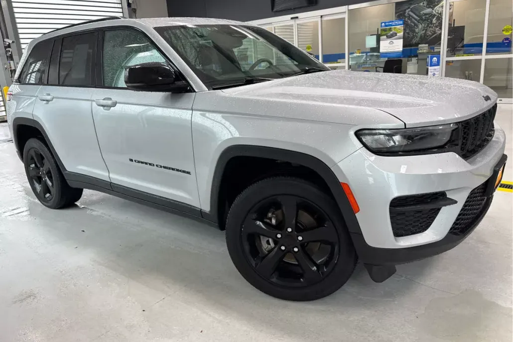 2023 Jeep Grand Cherokee Altitude photo 1