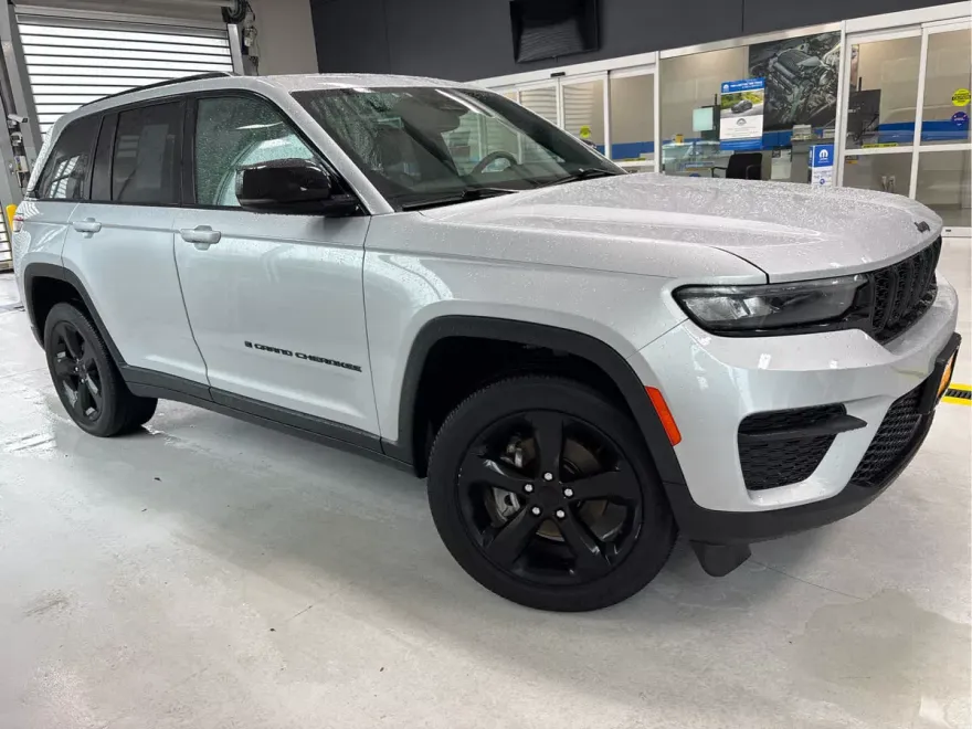 2023 Jeep Grand Cherokee Altitude photo 1
