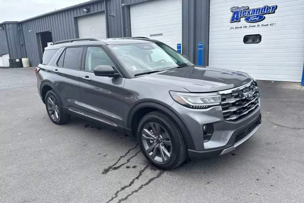 2025 Ford Explorer photo 1