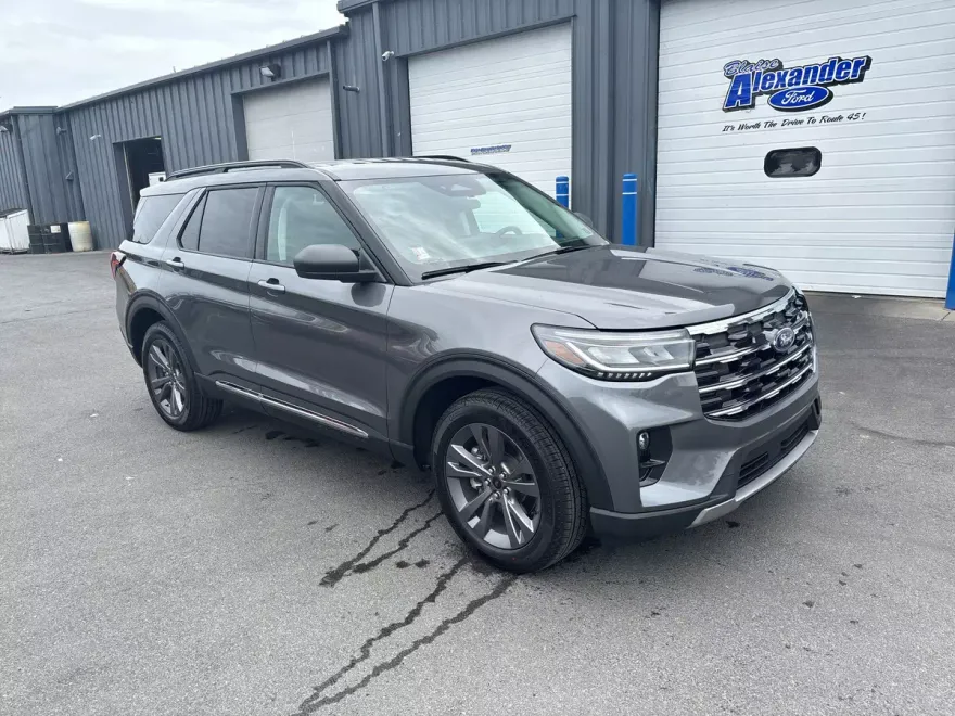 2025 Ford Explorer photo 1
