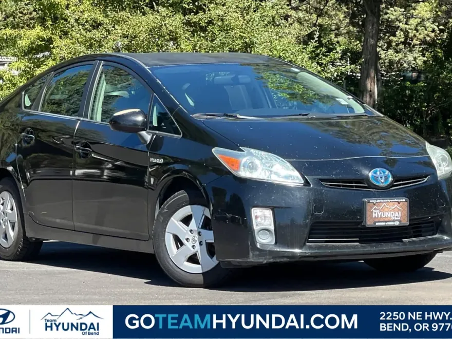 2010 Toyota Prius Three photo 1