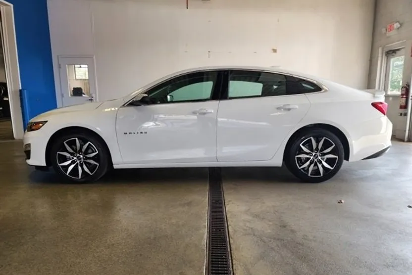 2022 Chevrolet Malibu RS photo 1