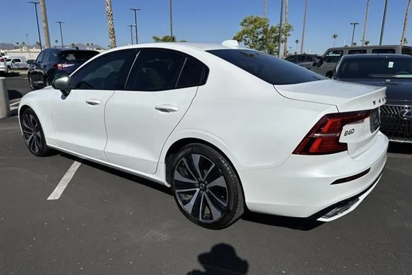 2022 Volvo S60 B5 Momentum photo 1