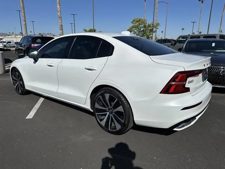 2022 Volvo S60 B5 Momentum photo 1