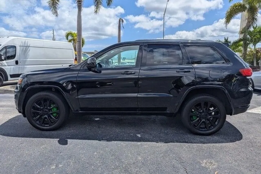 2019 Jeep Grand Cherokee Laredo photo 1