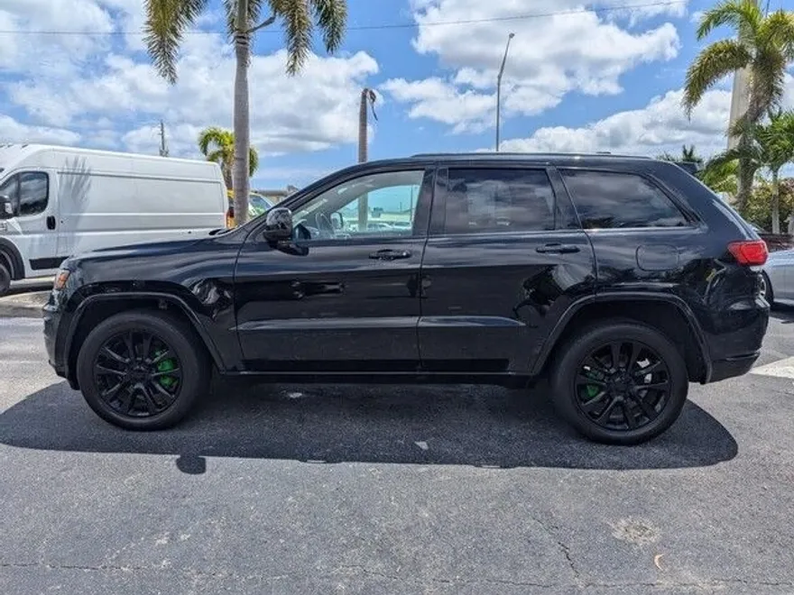 2019 Jeep Grand Cherokee Laredo photo 1