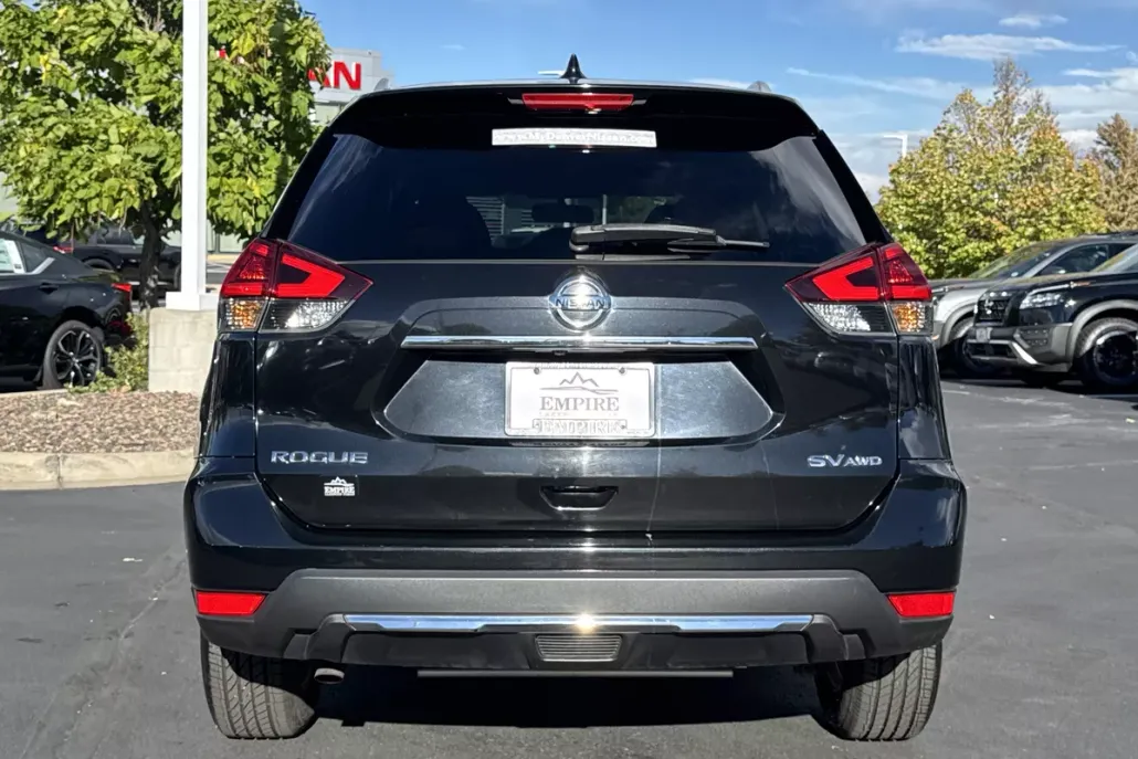 2018 Nissan Rogue SV photo 1